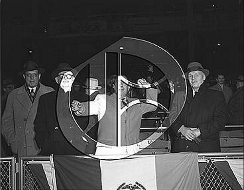 Mayor Wagner throws out 1st pitch at Yankee Stadium56N0228